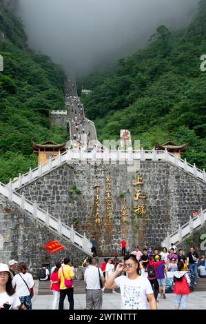 La Scala celeste conduce minacciosamente al portale oscurato dalla nebbia verso il cielo sulla Grotta di Tianmen sul monte Tianmen. Foto Stock