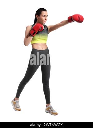 Bella donna in allenamento con guanti da boxe su sfondo bianco Foto Stock