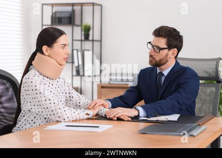 Donna ferita che ha incontrato un avvocato in carica Foto Stock