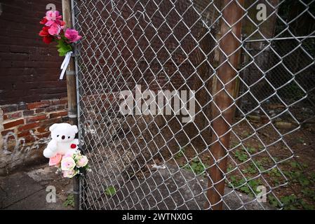 Orso di Teddy e memoriale dei fiori allestito su una recinzione sulla scena in cui i resti umani di un bambino decomposto sono stati trovati in un borsone in un vicolo di Philadelphia. Intorno alle 9:50 la polizia rispose al blocco 600 di North 38th Street, lunedì mattina. La polizia è stata accolta da un uomo che stava lavorando nel retro della proprietà e il maschio ha indirizzato gli agenti di polizia a un borsone che conteneva i "resti gravemente decomposti di un bambino". In questo momento, il sesso è sconosciuto. (Foto di Kyle Mazza/SOPA Images/Sipa USA) Foto Stock