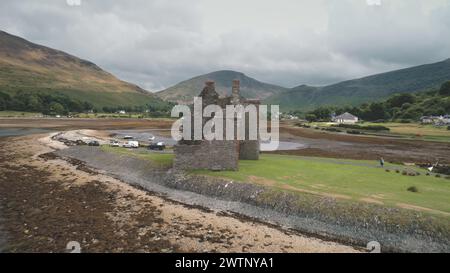 Riprese aeree delle antiche rovine del castello sulla baia di Loch Ranza. Monumento storico e patrimonio culturale britannico. Paesaggi incredibili sull'isola di Arran, Scozia, Regno Unito, Europa. Visualizzazione filmati Foto Stock