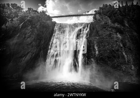 Bianco e nero il suggestivo paesaggio di Montmorency cade in una giornata di sole Foto Stock