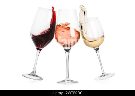 Diversi tipi di vino che spruzzano in bicchieri su sfondo bianco Foto Stock