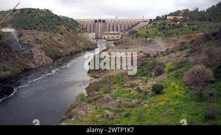 Fiume Tago a valle della diga di Alcantara, nota anche come diga di Jose Maria de Oriol - Alcantara II, diga di contrafforti costruita nel 1969, provincia di Caceres, Spagna Foto Stock