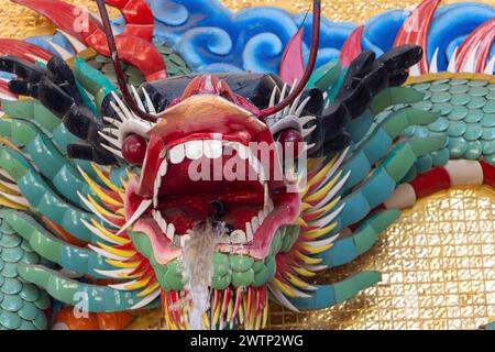 Capo di un drago cinese che spara acqua, Thailandia Foto Stock