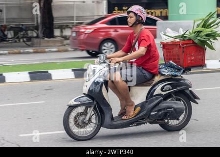 SAMUT PRAKAN, TAILANDIA, 11 ottobre 2023, Un uomo in moto in città Foto Stock