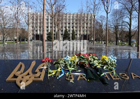 Odesa, Ucraina. 17 marzo 2024. Fiori e lo stemma dell'Ucraina sono visibili nella Piazza della Gloria e della libertà. Il giorno dei difensori dell'Ucraina 2023, il Memoriale agli Eroi caduti dell'Ucraina è stato solennemente consacrato a Odesa. Il memoriale è stato creato nella Glory and Freedom Square. Credito: SOPA Images Limited/Alamy Live News Foto Stock