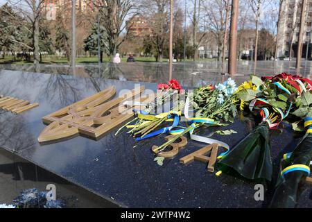 Odesa, Ucraina. 17 marzo 2024. Fiori e lo stemma dell'Ucraina sono visibili nella Piazza della Gloria e della libertà. Il giorno dei difensori dell'Ucraina 2023, il Memoriale agli Eroi caduti dell'Ucraina è stato solennemente consacrato a Odesa. Il memoriale è stato creato nella Glory and Freedom Square. (Foto di Viacheslav Onyshchenko/SOPA IM/Sipa USA) credito: SIPA USA/Alamy Live News Foto Stock