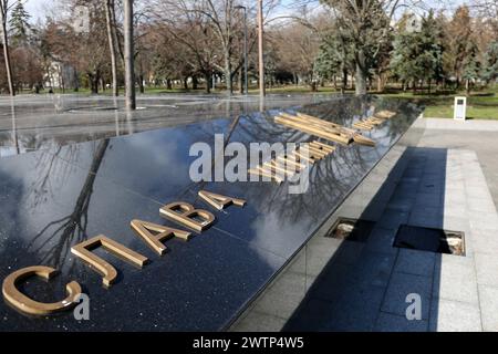 Odesa, Ucraina. 17 marzo 2024. L'iscrizione "Gloria all'Ucraina. Glory to the Heroes' è visibile nella Glory and Freedom Square. Il giorno dei difensori dell'Ucraina 2023, il Memoriale agli Eroi caduti dell'Ucraina è stato solennemente consacrato a Odesa. Il memoriale è stato creato nella Glory and Freedom Square. (Foto di Viacheslav Onyshchenko/SOPA Images/Sipa USA) credito: SIPA USA/Alamy Live News Foto Stock