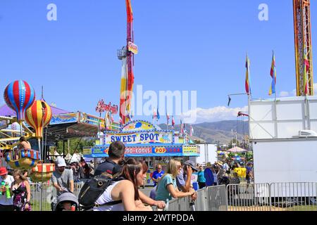 Venditori di cibo e giostre alla fiera dello Utah State Fair con cielo blu Foto Stock