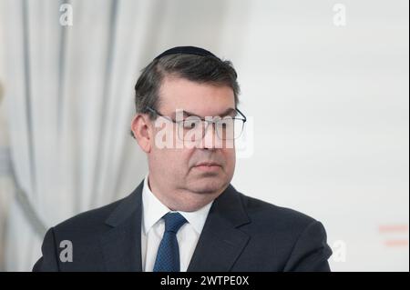 Vienna, Austria. 18 marzo 2024. Il presidente della società religiosa israelita d'Austria Oskar Deutsch per la presentazione del “pacchetto di misure contro l'antisemitismo nello spazio digitale” nella Cancelleria federale Foto Stock