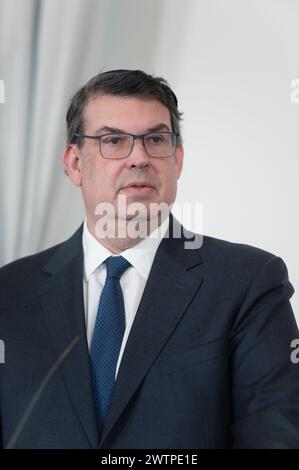 Vienna, Austria. 18 marzo 2024. Il presidente della società religiosa israelita d'Austria Oskar Deutsch per la presentazione del “pacchetto di misure contro l'antisemitismo nello spazio digitale” nella Cancelleria federale Foto Stock