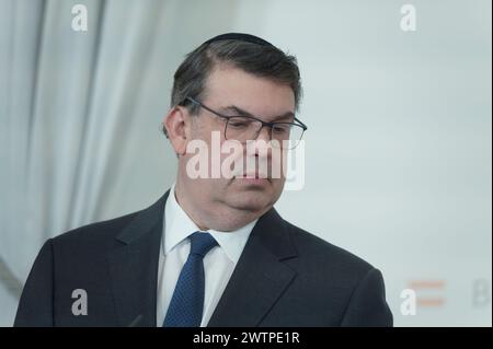 Vienna, Austria. 18 marzo 2024. Il presidente della società religiosa israelita d'Austria Oskar Deutsch per la presentazione del “pacchetto di misure contro l'antisemitismo nello spazio digitale” nella Cancelleria federale Foto Stock