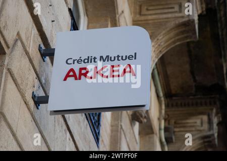 Bordeaux , Francia - 03 12 2024 : Credit mutuel arkea testo del cartello francese per uffici e cartellonistica con il logo della banca del marchio sulla facciata dell'agenzia immobiliare in strada Foto Stock