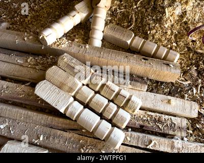 Realizzazione di gambe in legno fatte a mano per tavolo e sedie in falegnameria Foto Stock