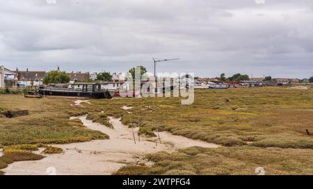 Shoreham-by-Sea, West Sussex, Inghilterra, Regno Unito - 4 ottobre 2022: Case galleggianti sulle rive del fiume Adur Foto Stock