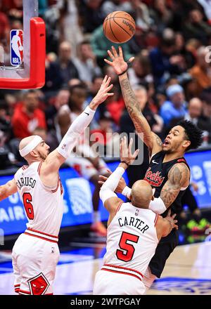 Chicago, Stati Uniti. 18 marzo 2024. La guardia dei Portland Trail Blazers Anfernee Simons (R) spara la palla durante la partita di stagione regolare NBA tra i Portland Trail Blazers e i Chicago Bulls allo United Center di Chicago, negli Stati Uniti, il 18 marzo 2024. Crediti: Joel Lerner/Xinhua/Alamy Live News Foto Stock