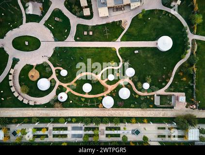Vista aerea dall'alto verso il basso della cupola bianca del campo di yuort nel centro culturale della città vecchia di Turkestan nel Kazakistan meridionale Foto Stock