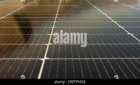 Primo piano di pannelli solari per un'energia rinnovabile Foto Stock