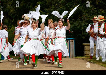 Stroud Morris Dancers ballano a Whitby nel 2016 Foto Stock