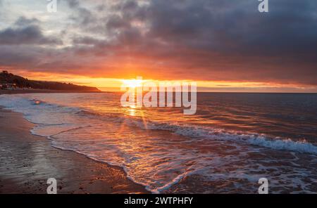 Alba dalla spiaggia di Exmouth a sud del Devon a ovest dell'Inghilterra, Regno Unito Foto Stock