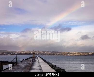 Vista sulla frangiflutti di Brixham e sugli arcobaleni a Torbay Devon, Inghilterra occidentale, Regno Unito Foto Stock