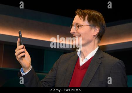 Karl Lauterbach - SPD - Bundesgesundheitsminister, Thema - Populismus, Hass und Fakes - Wie gefaehrlich sind soziale Medien, hart aber fair Polittalk Foto Stock