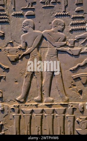 Un frammento di un'offerta di rilievo di scena dalla tomba di Akhtihotep, III dinastia, Sakkara, Egitto Foto Stock