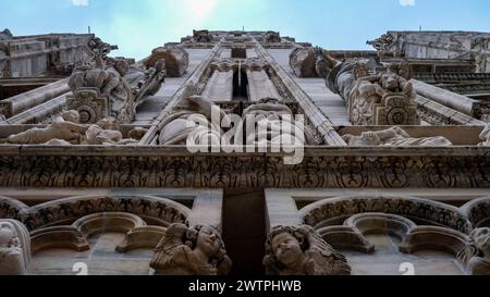 L'iconica cupola del Duomo di Milano adornata di sculture Foto Stock