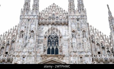 L'iconica cupola del Duomo di Milano adornata di sculture Foto Stock