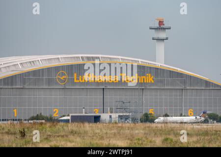 Francoforte Germania 11.08.19 hangar di riparazione Lufthansa Technik tec. Stazione principale di Fraport City Line e Lufthansa Cargo. Foto Stock