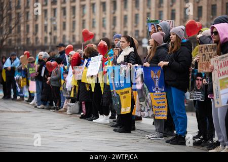 Un grande gruppo di donne ucraine che manifestano contro la prigionia russa e chiedono il rilascio di soldati catturati e civili dalle prigioni. Kiev - 16 marzo 2024 Foto Stock