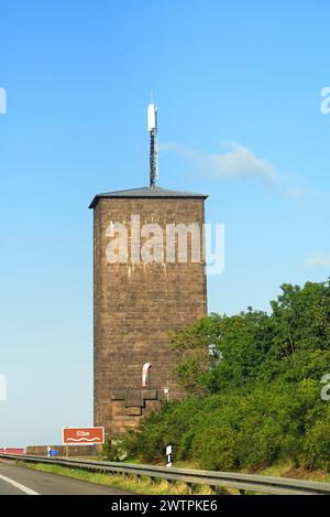 Torre sull'autostrada A9 presso il ponte dell'Elba vicino a Vockerode, in epoca RDT il cartello illuminato Plaste und Elaste da Schkopau era attaccato al Foto Stock