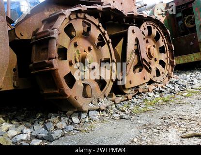 Primo piano di uno pneumatico vecchio e arrugginito su un veicolo. Foto Stock