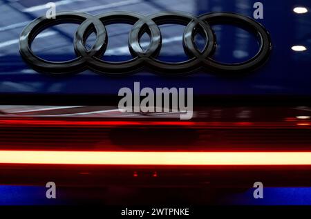 Ingolstadt, Germania. 19 marzo 2024. Il logo Audi è visibile su una vettura presso la sede centrale dell'azienda prima dell'inizio della conferenza stampa annuale. Audi presenta i dati relativi all'esercizio 2023. Crediti: Sven Hoppe/dpa/Alamy Live News Foto Stock