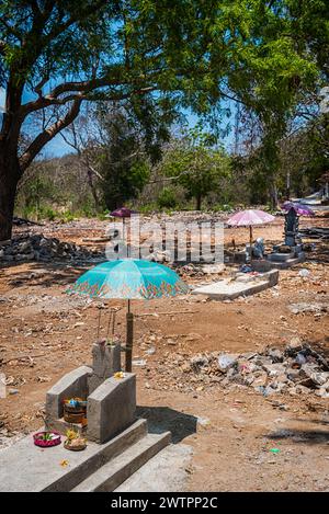 Tomba in un cimitero con ombrello e offerte, indù, religione mondiale, religione, religione, morte, induismo, offerta, cultura, sepoltura, personalizzato, a riposo Foto Stock