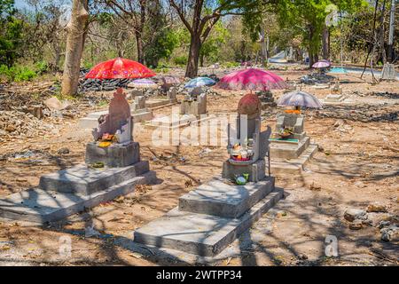 Tomba in un cimitero con ombrello e offerte, indù, religione mondiale, religione, religione, morte, induismo, offerta, cultura, sepoltura, personalizzato, a riposo Foto Stock