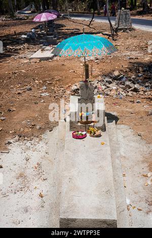 Tomba in un cimitero con ombrello e offerte, indù, religione mondiale, religione, religione, morte, induismo, offerta, cultura, sepoltura, personalizzato, a riposo Foto Stock