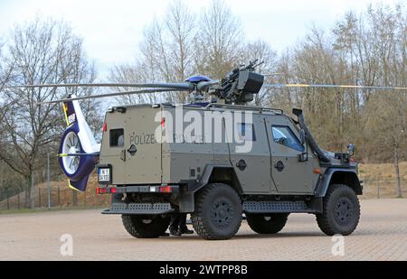 Ein Light Armoured Patrol Vehicle LAPV 6,2 Enok der Polizei Bayern. DAS sondergeschützte Offensivfahrzeug wird insbesondere von den Spezialeinheiten wie dem Spezialeinsatzkommando SEK bei gefährlichen Einsatzlagen genutzt. Länderübergreifende Großübung der Spezialeinheiten esercizio antiterrorismo CTE 2024. Sulzbach-Rosenberg Bayern Deutschland *** veicolo di pattuglia corazzato leggero LAPV 6 2 Enok della polizia bavarese il veicolo offensivo appositamente protetto è utilizzato in particolare da unità speciali come il comando operazioni speciali SEK in situazioni operative pericolose larg transnazionale Foto Stock