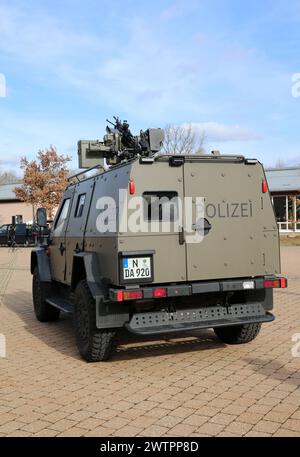 Ein Light Armoured Patrol Vehicle LAPV 6,2 Enok der Polizei Bayern. DAS sondergeschützte Offensivfahrzeug wird insbesondere von den Spezialeinheiten wie dem Spezialeinsatzkommando SEK bei gefährlichen Einsatzlagen genutzt. Hochkant. Länderübergreifende Großübung der Spezialeinheiten esercizio antiterrorismo CTE 2024. Sulzbach-Rosenberg Bayern Deutschland *** veicolo di pattuglia corazzato leggero LAPV 6 2 Enok della polizia bavarese il veicolo offensivo appositamente protetto è utilizzato in particolare da unità speciali come il comando operazioni speciali SEK in situazioni operative pericolose alto livello Foto Stock