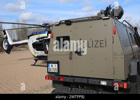 Ein Light Armoured Patrol Vehicle LAPV 6,2 Enok der Polizei Bayern. DAS sondergeschützte Offensivfahrzeug wird insbesondere von den Spezialeinheiten wie dem Spezialeinsatzkommando SEK bei gefährlichen Einsatzlagen genutzt. Länderübergreifende Großübung der Spezialeinheiten esercizio antiterrorismo CTE 2024. Sulzbach-Rosenberg Bayern Deutschland *** veicolo di pattuglia corazzato leggero LAPV 6 2 Enok della polizia bavarese il veicolo offensivo appositamente protetto è utilizzato in particolare da unità speciali come il comando operazioni speciali SEK in situazioni operative pericolose larg transnazionale Foto Stock