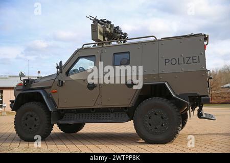 Ein Light Armoured Patrol Vehicle LAPV 6,2 Enok der Polizei Bayern. DAS sondergeschützte Offensivfahrzeug wird insbesondere von den Spezialeinheiten wie dem Spezialeinsatzkommando SEK bei gefährlichen Einsatzlagen genutzt. Länderübergreifende Großübung der Spezialeinheiten esercizio antiterrorismo CTE 2024. Sulzbach-Rosenberg Bayern Deutschland *** veicolo di pattuglia corazzato leggero LAPV 6 2 Enok della polizia bavarese il veicolo offensivo appositamente protetto è utilizzato in particolare da unità speciali come il comando operazioni speciali SEK in situazioni operative pericolose larg transnazionale Foto Stock