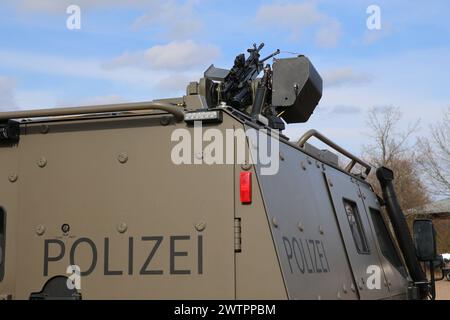 Ein Light Armoured Patrol Vehicle LAPV 6,2 Enok der Polizei Bayern. DAS sondergeschützte Offensivfahrzeug wird insbesondere von den Spezialeinheiten wie dem Spezialeinsatzkommando SEK bei gefährlichen Einsatzlagen genutzt. Länderübergreifende Großübung der Spezialeinheiten esercizio antiterrorismo CTE 2024. Sulzbach-Rosenberg Bayern Deutschland *** veicolo di pattuglia corazzato leggero LAPV 6 2 Enok della polizia bavarese il veicolo offensivo appositamente protetto è utilizzato in particolare da unità speciali come il comando operazioni speciali SEK in situazioni operative pericolose larg transnazionale Foto Stock