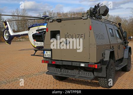 Ein Light Armoured Patrol Vehicle LAPV 6,2 Enok der Polizei Bayern. DAS sondergeschützte Offensivfahrzeug wird insbesondere von den Spezialeinheiten wie dem Spezialeinsatzkommando SEK bei gefährlichen Einsatzlagen genutzt. Länderübergreifende Großübung der Spezialeinheiten esercizio antiterrorismo CTE 2024. Sulzbach-Rosenberg Bayern Deutschland *** veicolo di pattuglia corazzato leggero LAPV 6 2 Enok della polizia bavarese il veicolo offensivo appositamente protetto è utilizzato in particolare da unità speciali come il comando operazioni speciali SEK in situazioni operative pericolose larg transnazionale Foto Stock