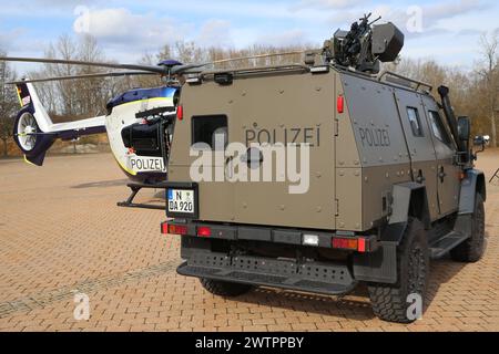 Ein Light Armoured Patrol Vehicle LAPV 6,2 Enok der Polizei Bayern. DAS sondergeschützte Offensivfahrzeug wird insbesondere von den Spezialeinheiten wie dem Spezialeinsatzkommando SEK bei gefährlichen Einsatzlagen genutzt. Länderübergreifende Großübung der Spezialeinheiten esercizio antiterrorismo CTE 2024. Sulzbach-Rosenberg Bayern Deutschland *** veicolo di pattuglia corazzato leggero LAPV 6 2 Enok della polizia bavarese il veicolo offensivo appositamente protetto è utilizzato in particolare da unità speciali come il comando operazioni speciali SEK in situazioni operative pericolose larg transnazionale Foto Stock