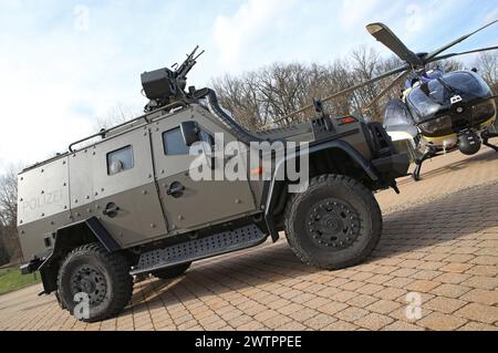 Ein Light Armoured Patrol Vehicle LAPV 6,2 Enok der Polizei Bayern. DAS sondergeschützte Offensivfahrzeug wird insbesondere von den Spezialeinheiten wie dem Spezialeinsatzkommando SEK bei gefährlichen Einsatzlagen genutzt. Rechts im Bild ein Polizeihubschrauber vom Typ Airbus H145 D3. Länderübergreifende Großübung der Spezialeinheiten esercizio antiterrorismo CTE 2024. Sulzbach-Rosenberg Bayern Deutschland *** veicolo di pattuglia corazzato leggero LAPV 6 2 Enok della polizia bavarese il veicolo offensivo appositamente protetto è utilizzato in particolare da unità speciali come la Special Operations Comm Foto Stock