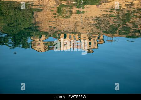 Riflesso astratto dell'acqua dell'edificio sulla superficie dell'acqua nello stagno della città in Grecia. Foto Stock