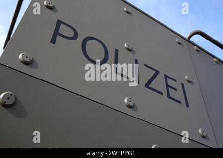 Schriftzug Polizei. Ein Light Armoured Patrol Vehicle LAPV 6,2 Enok der Polizei Bayern. DAS sondergeschützte Offensivfahrzeug wird insbesondere von den Spezialeinheiten wie dem Spezialeinsatzkommando SEK bei gefährlichen Einsatzlagen genutzt. Länderübergreifende Großübung der Spezialeinheiten esercizio antiterrorismo CTE 2024. Sulzbach-Rosenberg Bayern Deutschland *** Letteratura Della polizia Un veicolo di pattuglia corazzato leggero LAPV 6 2 Enok della polizia bavarese il veicolo offensivo appositamente protetto è utilizzato in particolare da unità speciali come il comando operazioni speciali SEK in opere pericolose Foto Stock