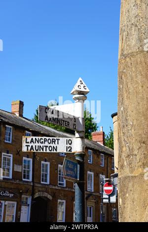 Cartello con la destinazione nel mercato lungo East Street nel centro della città, Ilminster, Somerset, Regno Unito, Europa. Foto Stock