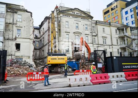 Brighton Regno Unito 19 marzo 2024 - proseguono i lavori di demolizione del vecchio edificio Barry del Royal Sussex County Hospital a Brighton dopo che il nuovo edificio Louisa Martindale, costruito di recente, è stato inaugurato nel giugno 2023. Il Barry Building ha quasi 200 anni, uno dei più antichi del NHS e sarà sostituito da un nuovo Sussex Cancer Centre: Credit Simon Dack / Alamy Live News Foto Stock